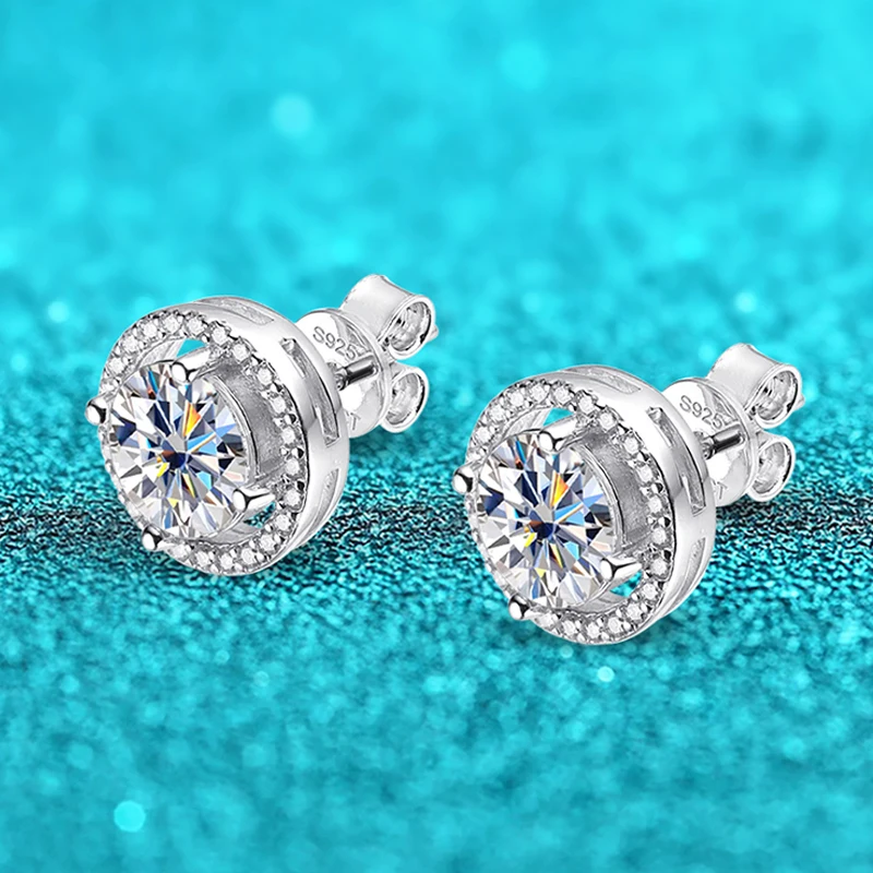 Smyoue Moissanite Stud Earrings - Brilliance Detail