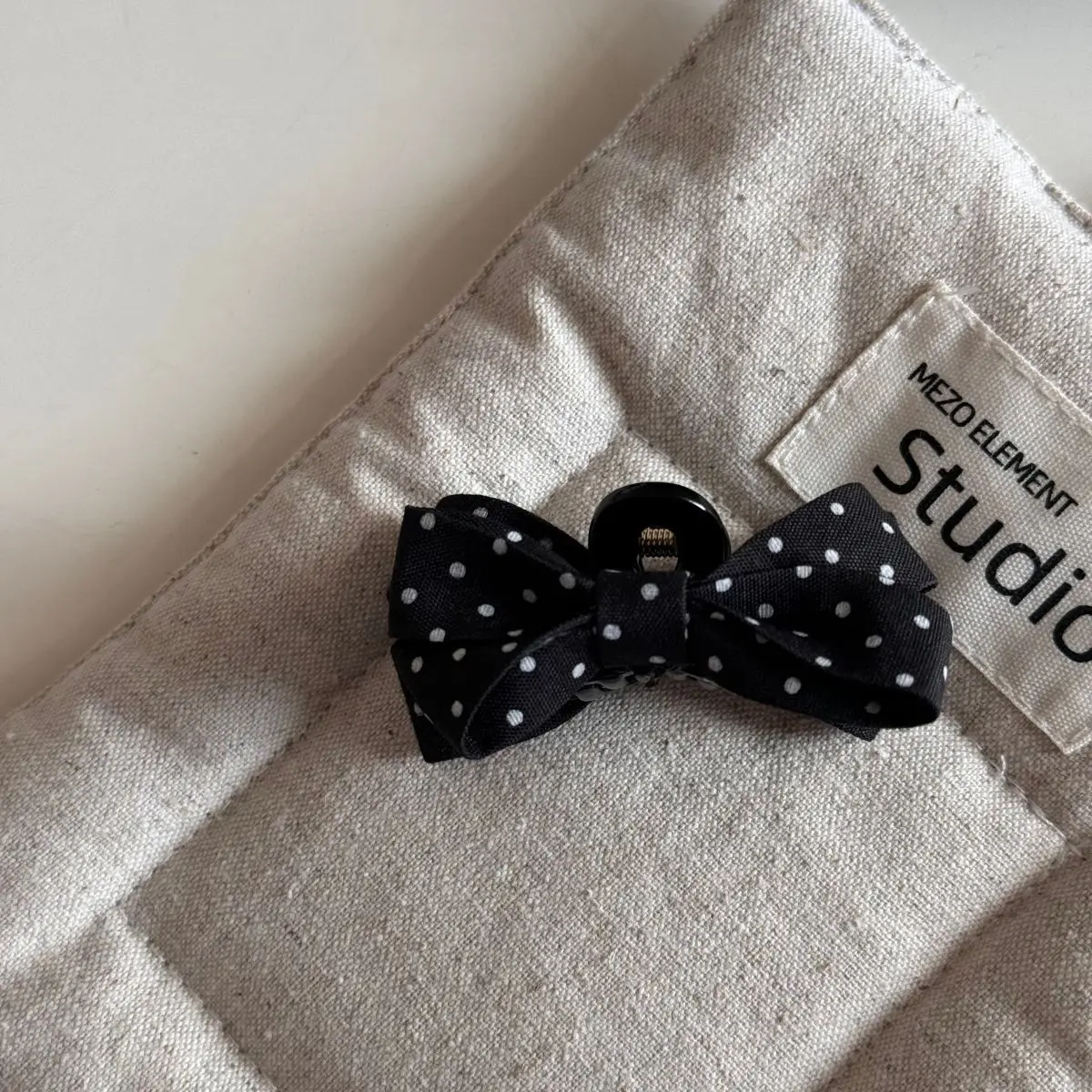 Elegant Polka Dot Bow Hair Claw Clip - Black & White Fashion Accessory
