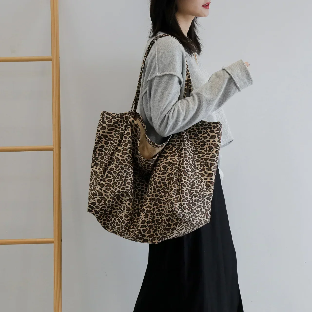 รูปสินค้า กระเป๋าถือแฟชั่นลายเสือดาว Crossbody จุใจ ใส่ได้ทุกโอกาส