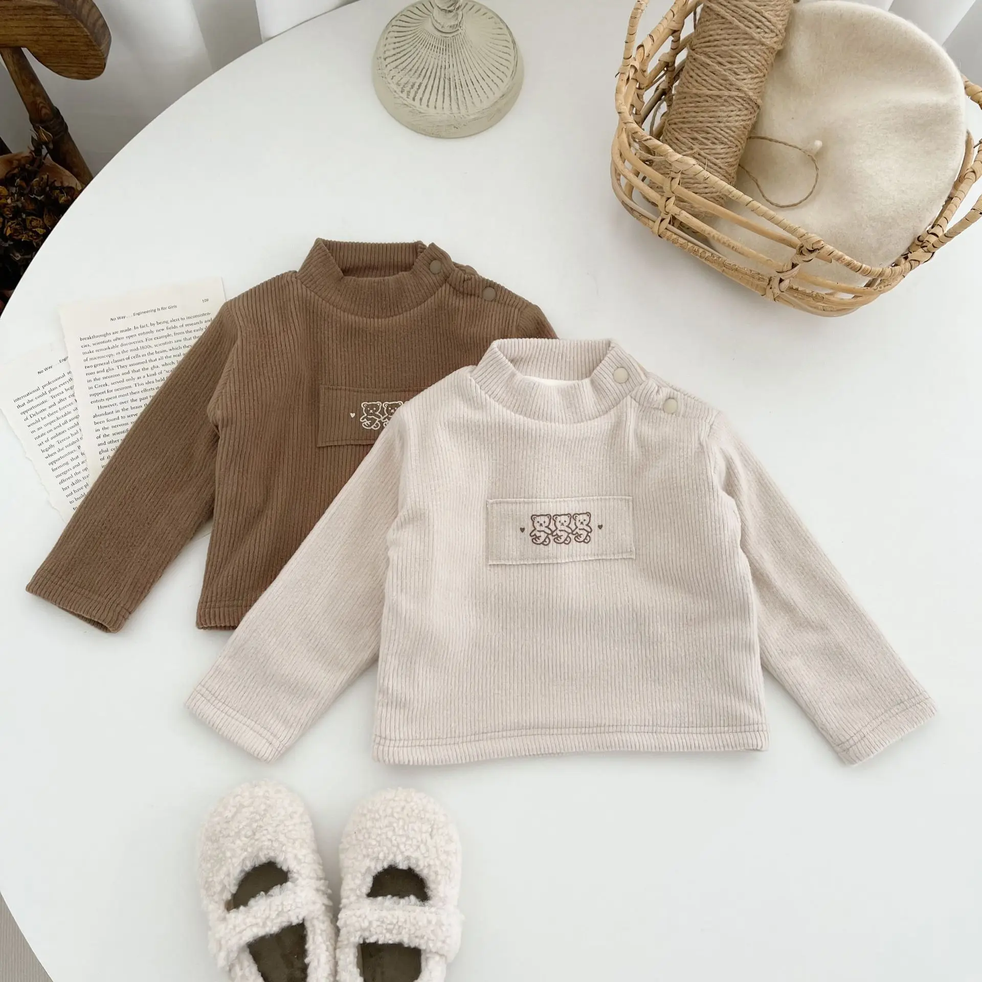 

Осенне-зимняя теплая бархатная водолазка для новорожденных с нашивками медвежонка, рубашка для мальчиков и девочек, детские хлопковые ретро топы для детей