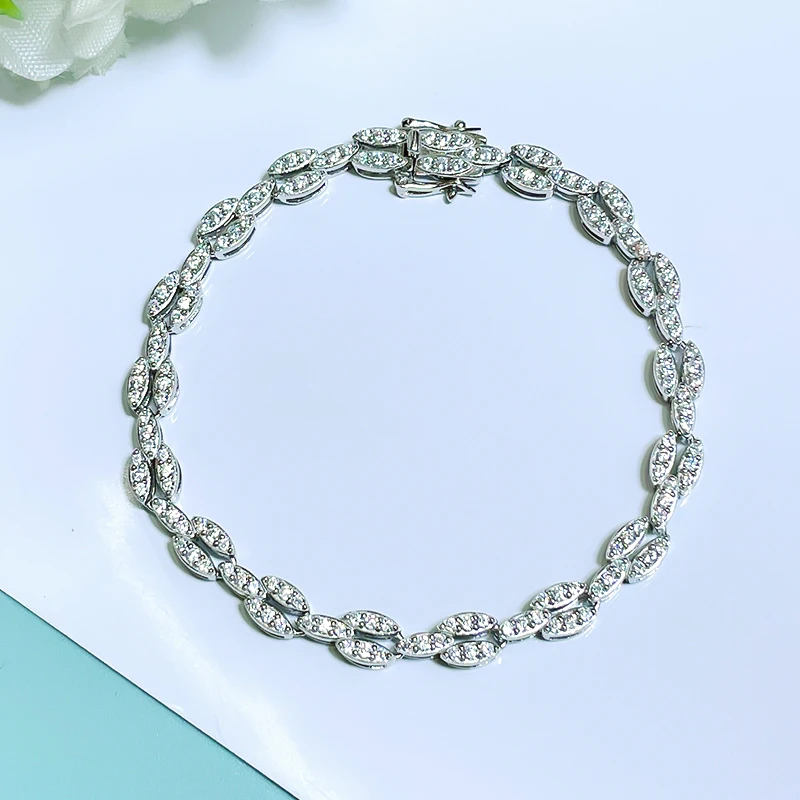 

Fashion Inlaid High Carbon Diamond 925 Silver Bracelet for Women's Versatile Niche Design Wedding Jewelry