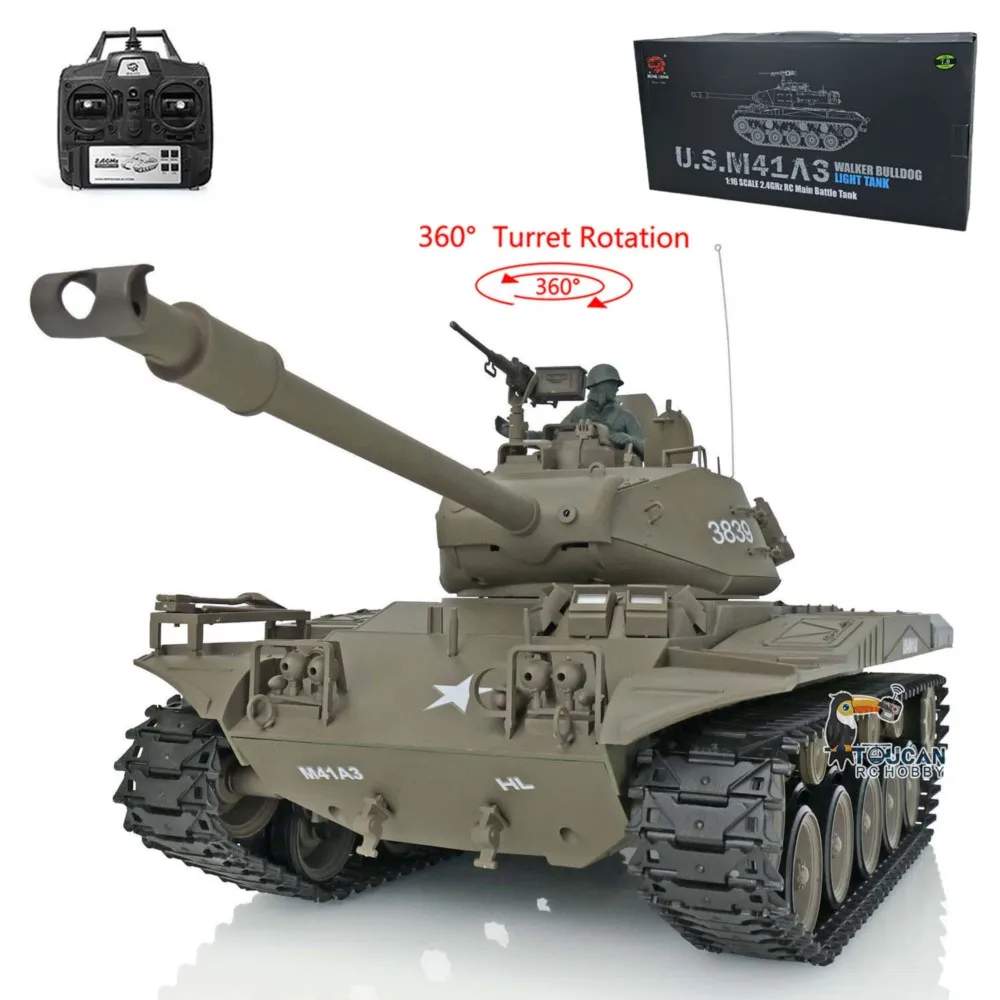 Le Char HengLong RC Tigre I 1/16 – Tank robot télécommandé avec son et fumée en action, soulevant de la poussière sur un terrain extérieur.