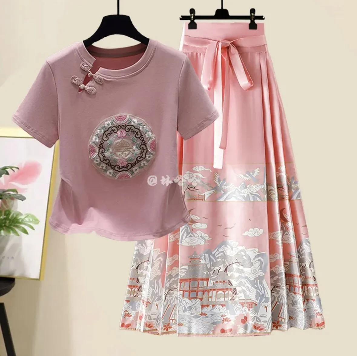 Рисунок 2 - Новый китайский женский костюм