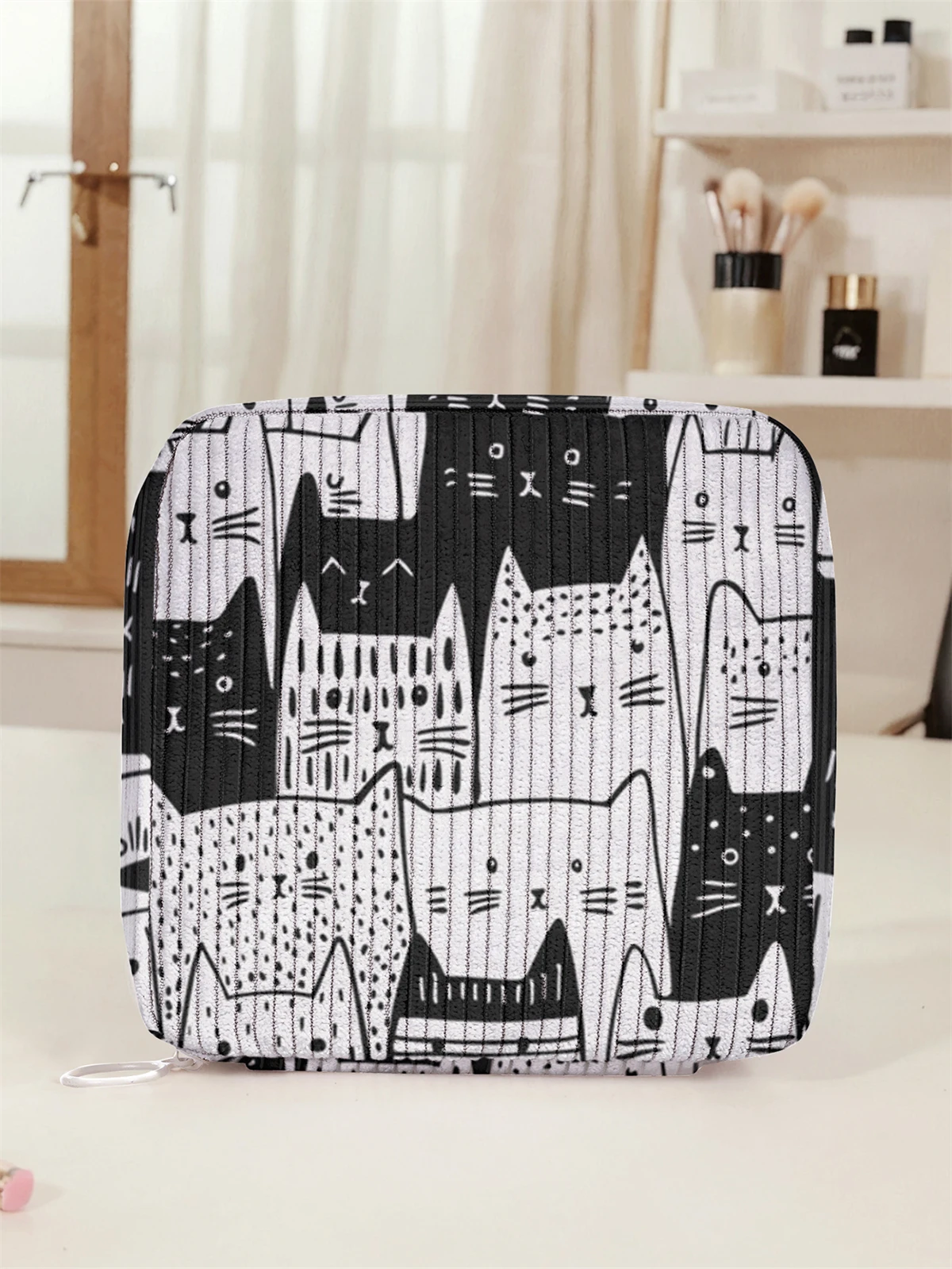 Cartoon cat pattern printed sanitary napkin storage bag, women's lightweight tissue bag, sanitary tissue bag
