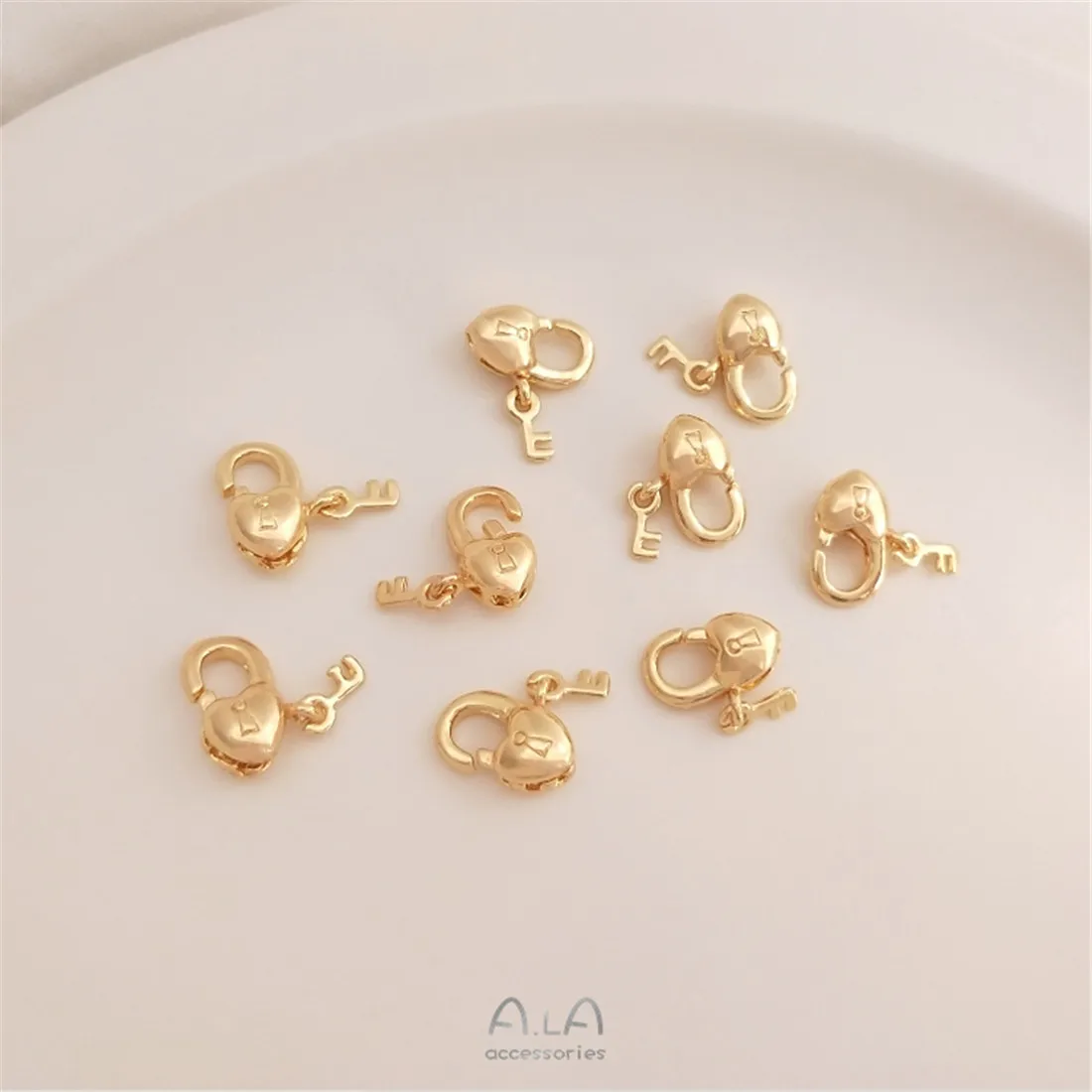 Рисунок 3 - Застежка-карабин с замком в форме