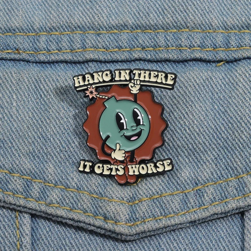 Hang In There It Gets Worse Emaille Pins Extreme Satirische Zitate Broschen Kleidung Kragen Revers Abzeichen Rucksack Schmuck als Geschenk – Detail 8