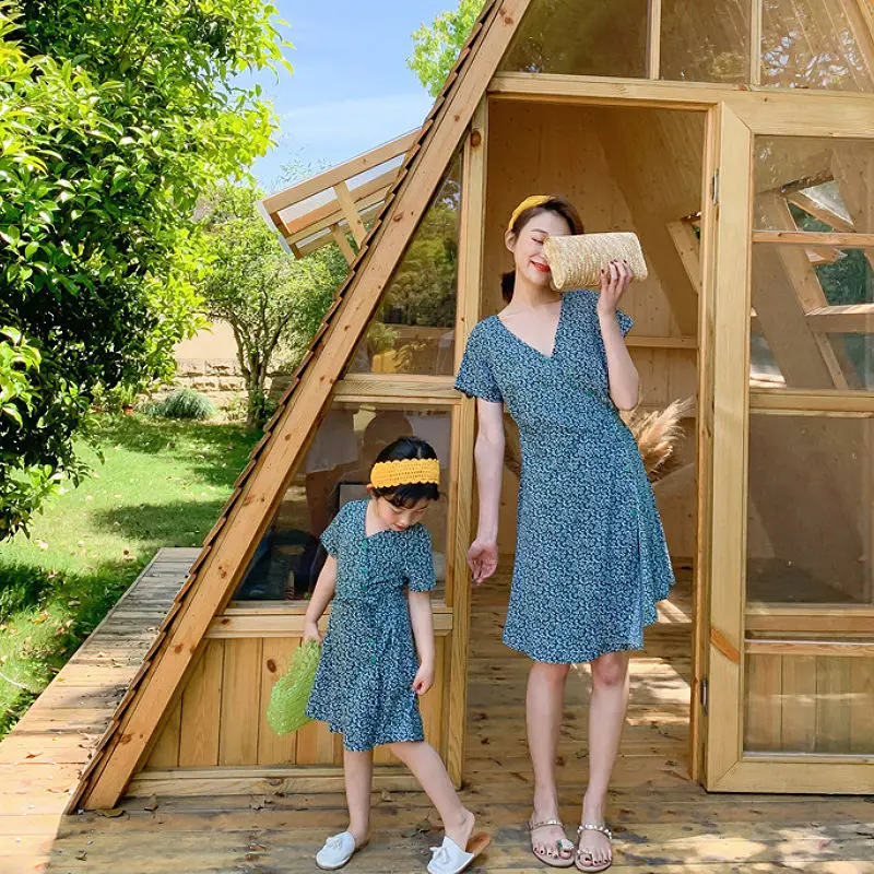 

Летние платья для мамы и дочки, Шифоновые Платья с цветочным принтом для мамы и ребенка, одинаковые наряды для всей семьи, модная одежда для мамы и дочки