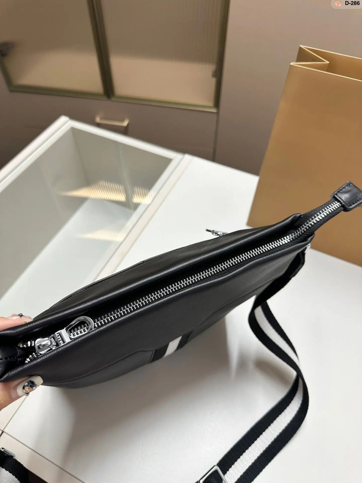 New B Style Men's Bag Leather Fashion Shoulder Bag Fashion Men's Crossbody Bag Business Cowhide Large Capacity Shoulder Bag