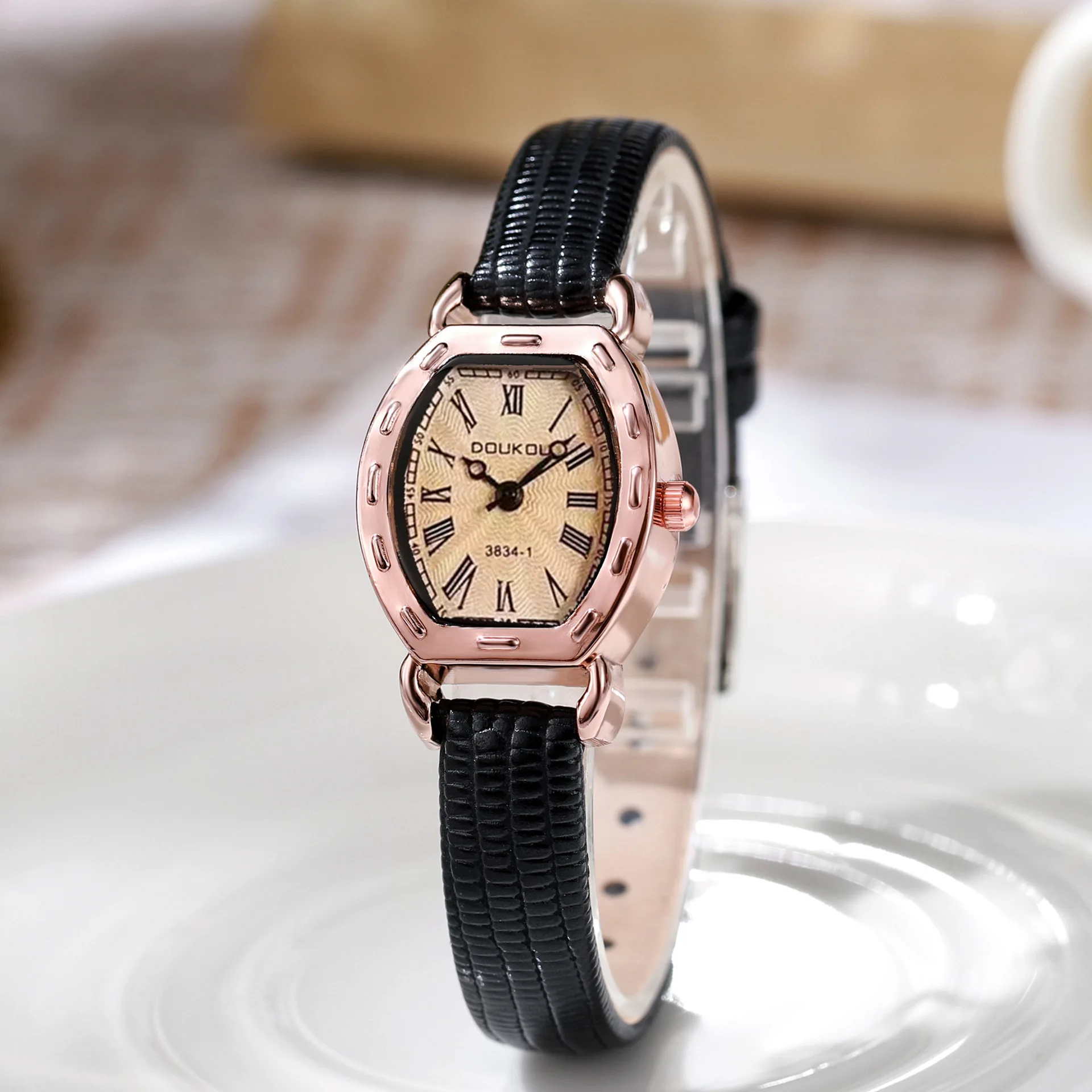 Women's Watch Fashion Retro Leather Strap Women's Quartz Watch Small Square Dial Women's Clock