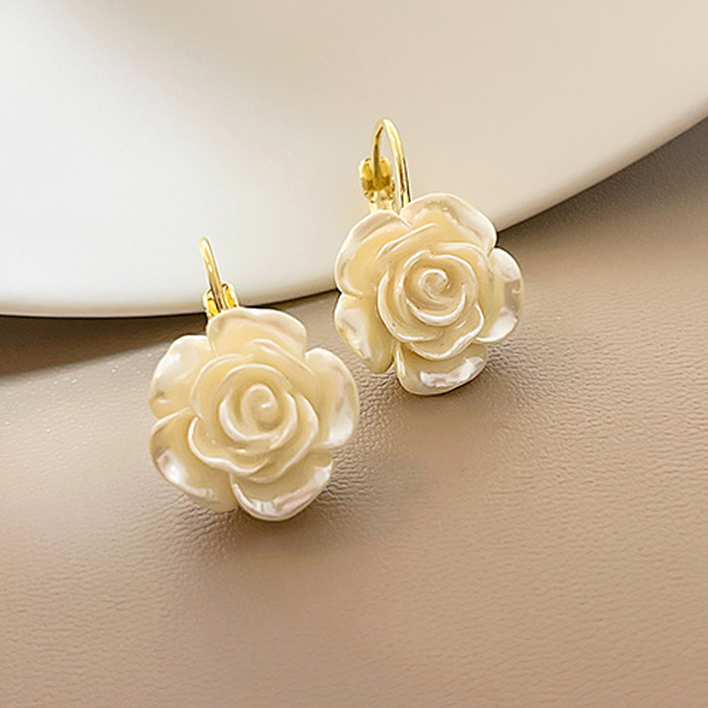 Cute White Flower Drop Earrings for Women Trendy Golden Color Acrylic Imitation Camellia Dangle Earrings Party Elegant Jewelry