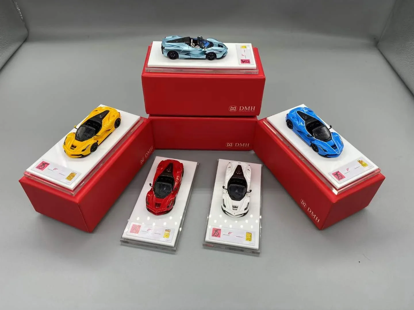 

DMH Model 1:64 Aperta Ice blue /White /Red Resin Model Car