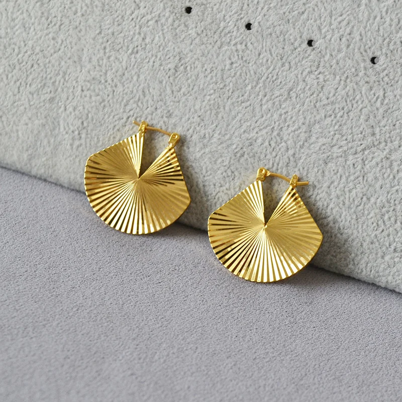 

Маленькая группа блестящих цветочных лазерных выпуклых узоров латунные позолоченные крутые стильные серьги для