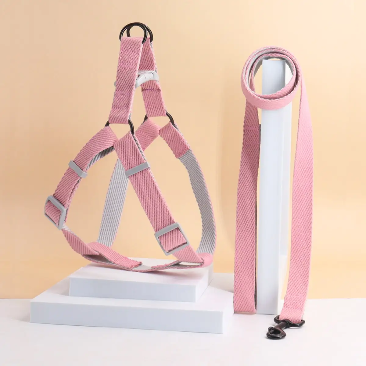 A pet dog double-color harness dog leash for indoor and outdoor use A pet dog double-color harness dog leash for indoor and outdoor use