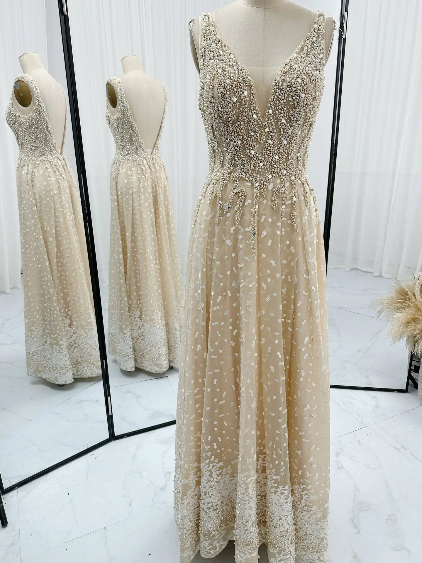 

Champagne Color High -End Sexy V -Neck Exposed Heavy -Time Nails Waist A -Shaped Evening Dress M1689