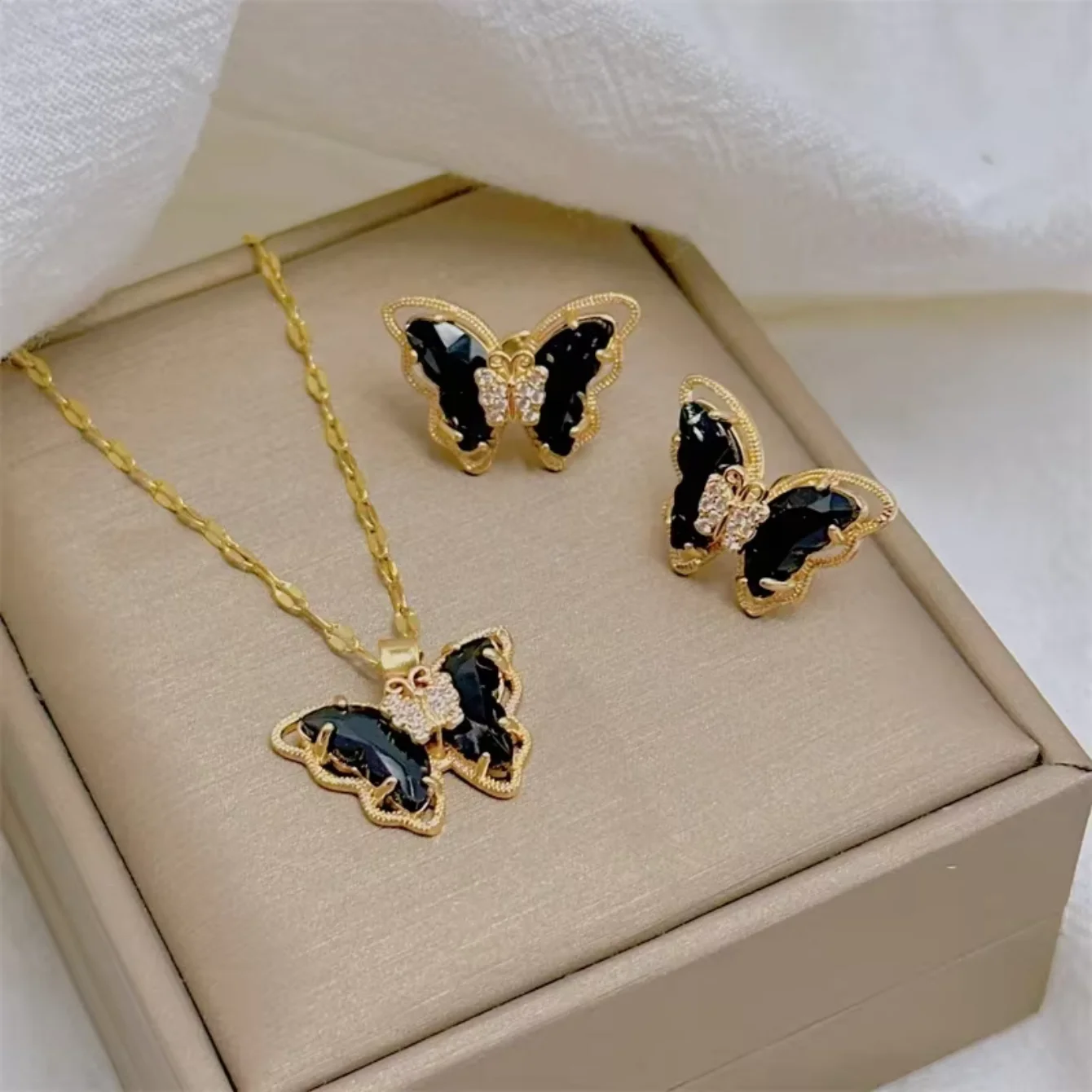 2 PCS Butterfly Jewelry Set Exquisite Green Butterfly Pendant Necklace Stud Earrings Black Yellow Purple Jewelry for ladies 1