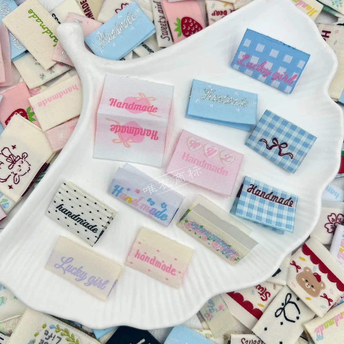 랜덤 헤어 스크런치 DIY 패브릭 라벨: 접이식 태그, 직조 배지, 옷 가방 스카프 양말 모자 공예 액세서리, 블라인드 박스