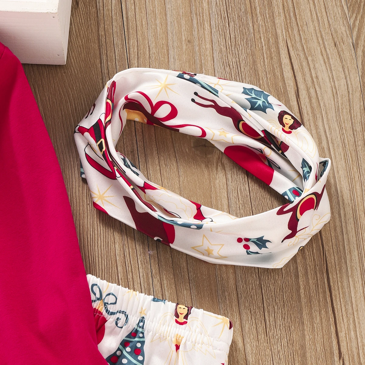 thumbnail image 5 of Conjunto de 3 piezas de ropa navideña para niña pequeña, dobladillo con volantes, mangas largas acampanadas, top rojo, conjunto con estampado de árbol de Navidad de Papá Noel, 5 of 5