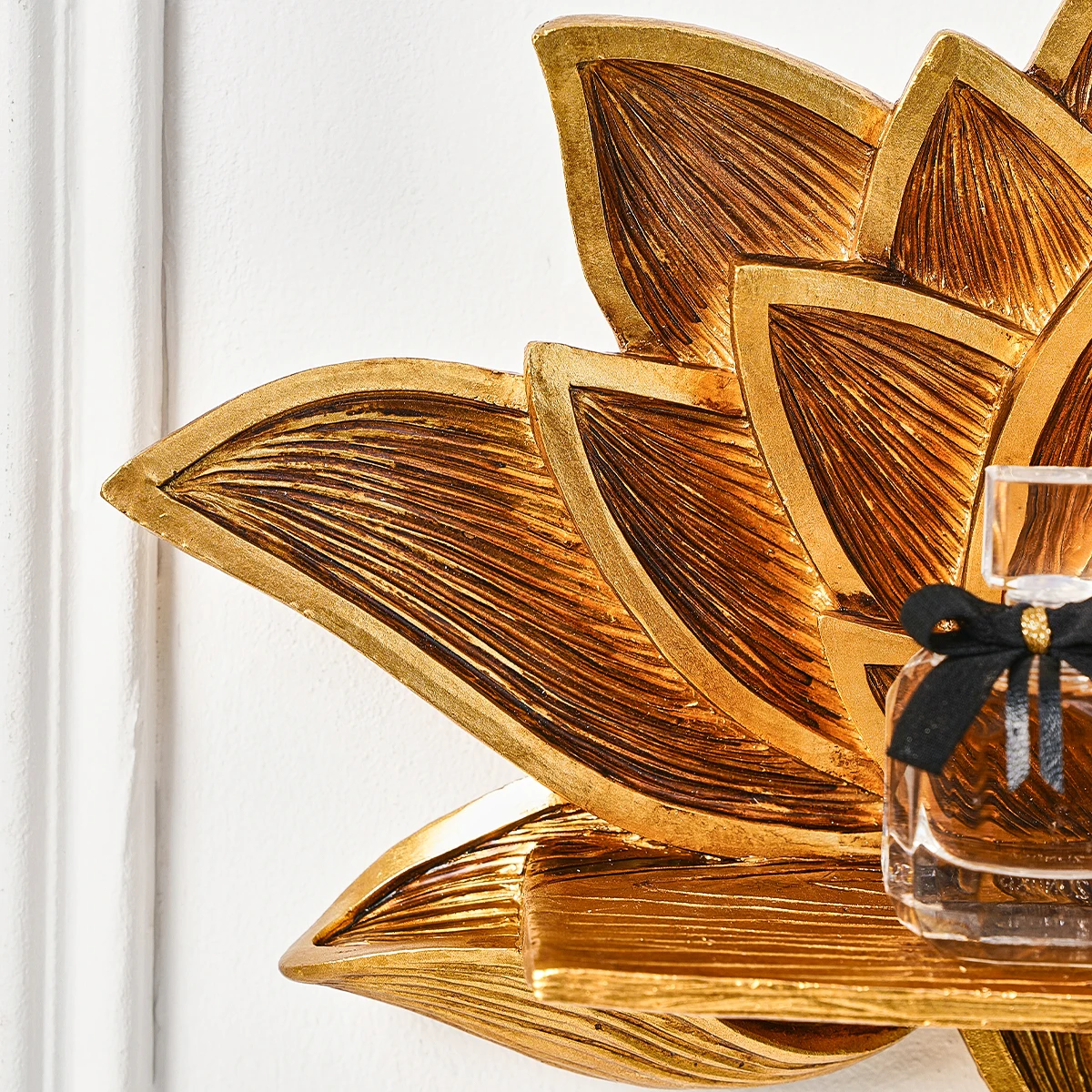 1PC, 9.8*6.8 inch resin material, imitation wood grain, golden lotus-shaped decorative corner frame