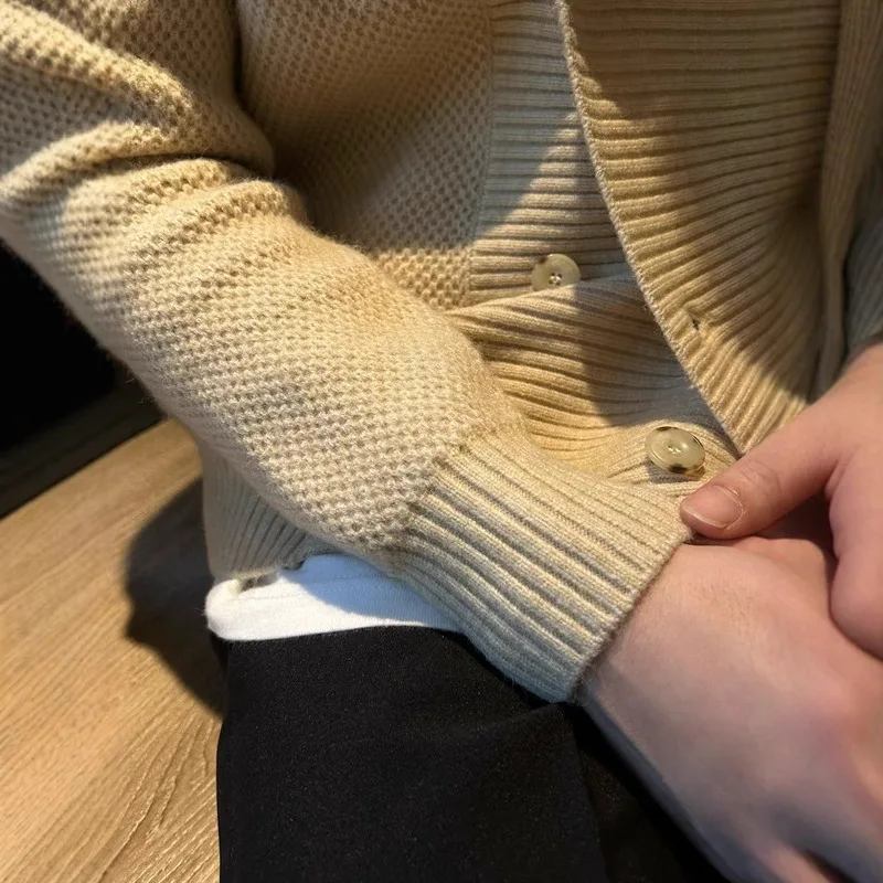 레트로 칼라 더블 브레스트 카디건 솔리드 컬러 자켓 남자 2025 봄 캐주얼 니트 스포츠 자켓 슬림 피트 정장 칼라 남자