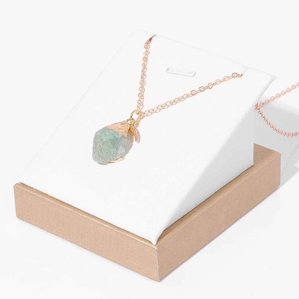 Acquista Regalo di gioielli per feste da donna a catena con ciondolo in pietra naturale color arcobaleno in Italia a partire da 2.4
