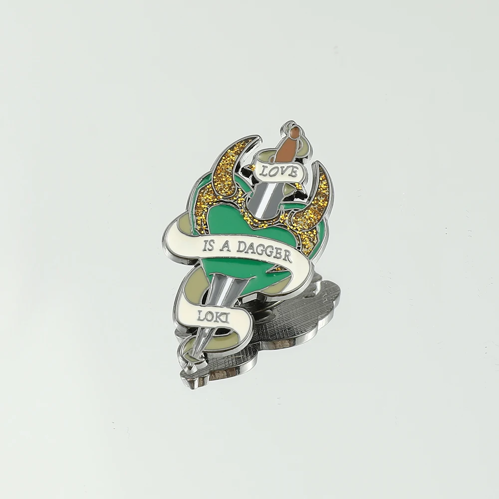 Marvel Superhero Loki Spilla Avengers Loki Casco Arma Distintivo Spille Smaltate Per Giacca Spilla Accessori Regali