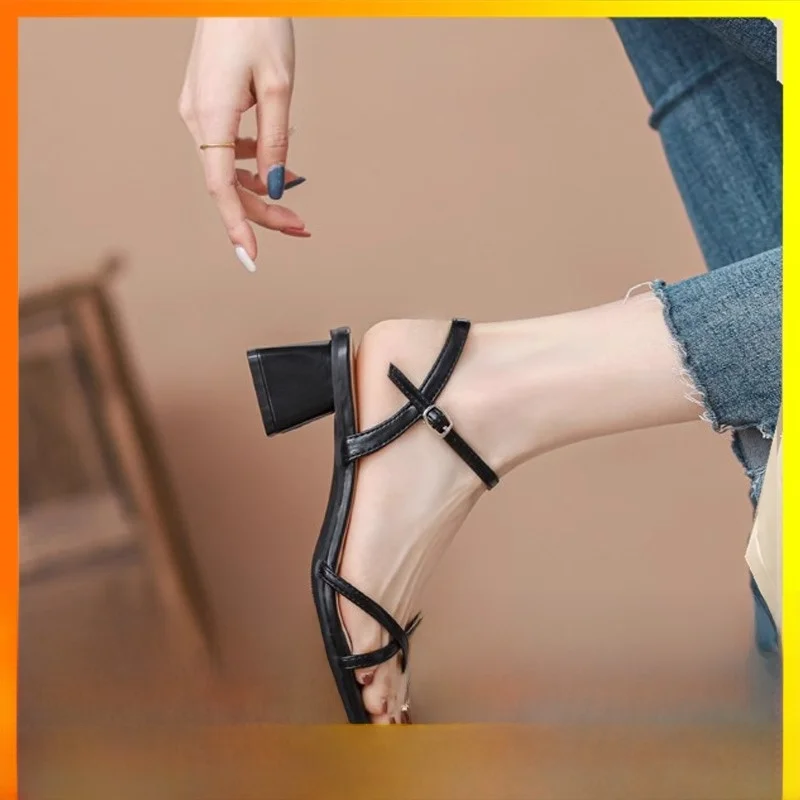 صندل نسائي أنيق بحزام رفيع