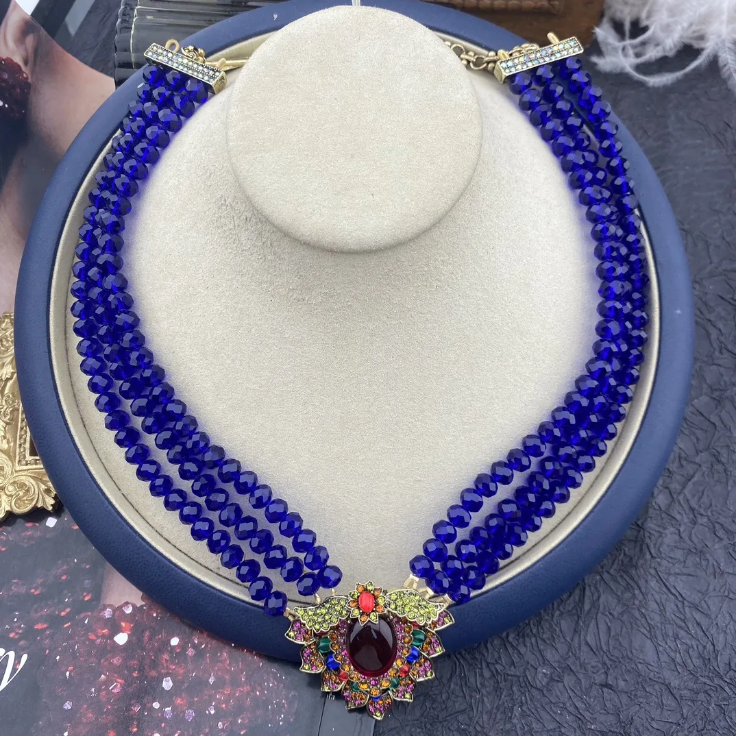 

Винтажное трехслойное хрустальное ожерелье в синем цвета с инкрустированным стеклянным кулоном Ожерелье