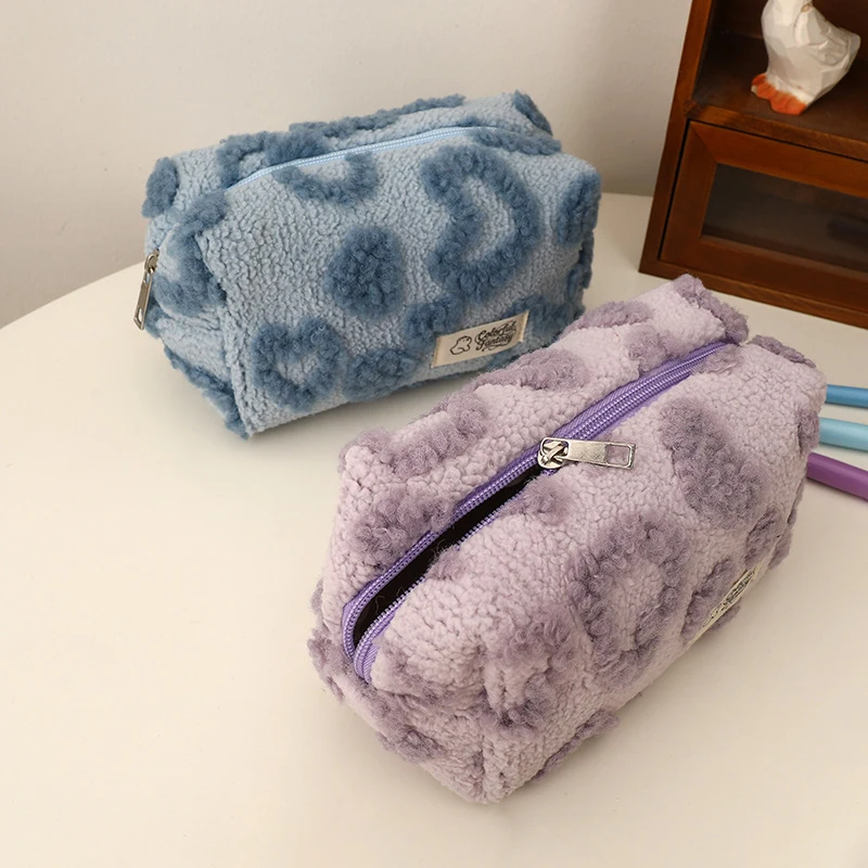 Plüschige herzförmige Make-up-Tasche, süße und tragbare Reise-Aufbewahrungstasche, Federmäppchen für Studenten – Detail 13
