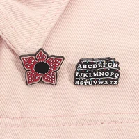 Broche en émail série TV américaine horreur science-fiction, fleurs de cannibale rouge, lumières de noël, broches de tasse, Badge à revers, bijoux cadeaux 1