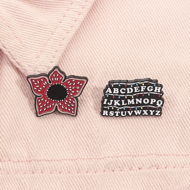 Broche en émail série TV américaine horreur science-fiction, fleurs de cannibale rouge, lumières de noël, broches de tasse, Badge à revers, bijoux cadeaux 1
