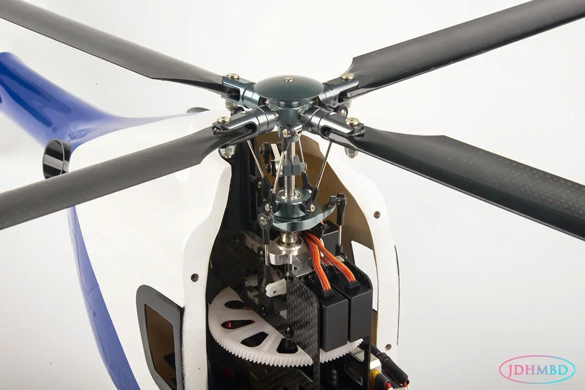 Détail d'une hélice RC PRO pour simulateur, pales courbées et finition lisse.
