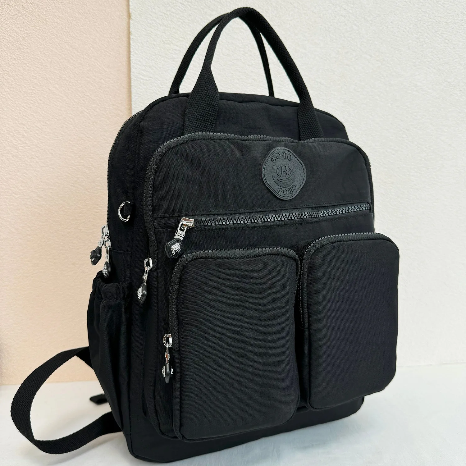 حقيبة ظهر نسائية متعددة الجيوب، تتميز بمقبض علوي ن...