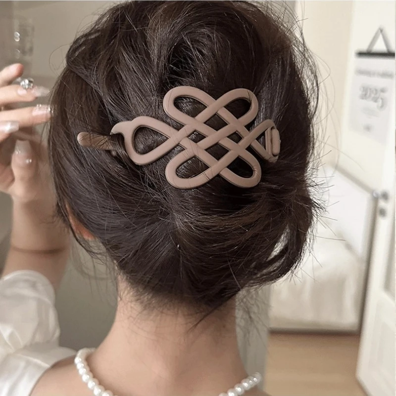 Französische minimalistische Twist-Haarspange – hohle Haarspange mit dekorativem Knoten, Kralle mit starkem Halt für Dutt und Hochsteckfrisur, elegantes Geschenk – Detail 9