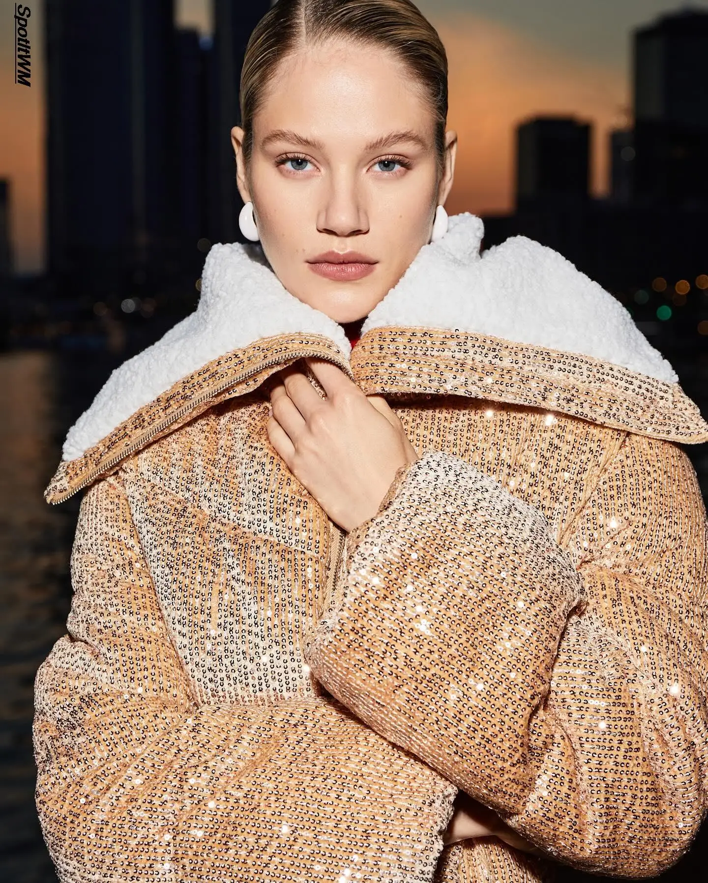 

Gold Sequins Shinny Short Jacket Women Fashion Stand Collar Long Sleeve Oversized Warm Plush Coat 2023 Winter Streetwear Coats