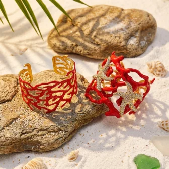 Klobiger, extravaganter Armreif mit roten Korallen und Seesternen für Damen – Strass-Verzierter Statement-Armreif im tropischen Strandurlaub- und Meerjungfrauen-Stil – Detail 5