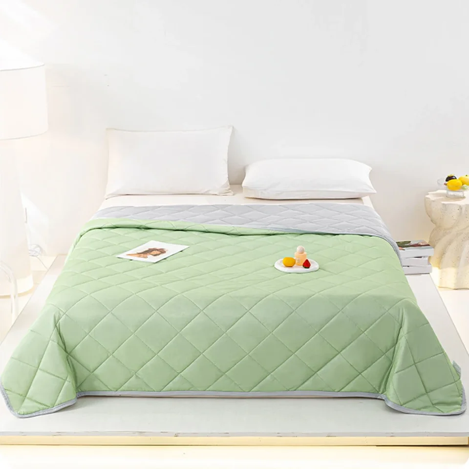 Lightweight Cooling Blanket with Soft Silk Fabric