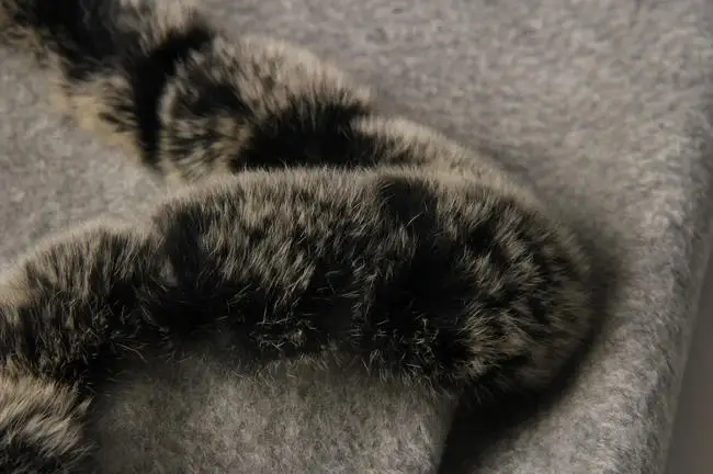 Umhang aus 100 % reinem Kaschmir mit natürlichem Rex-Kaninchenfellbesatz, grau/schwarzer Schal für Damen, gemütliche Winter-Oberbekleidung – Detail 9