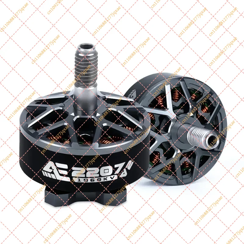 Moteur sans balais AxisFlying AE2207 V2 2207 posé sur une surface, montrant son design compact et ses câbles.
