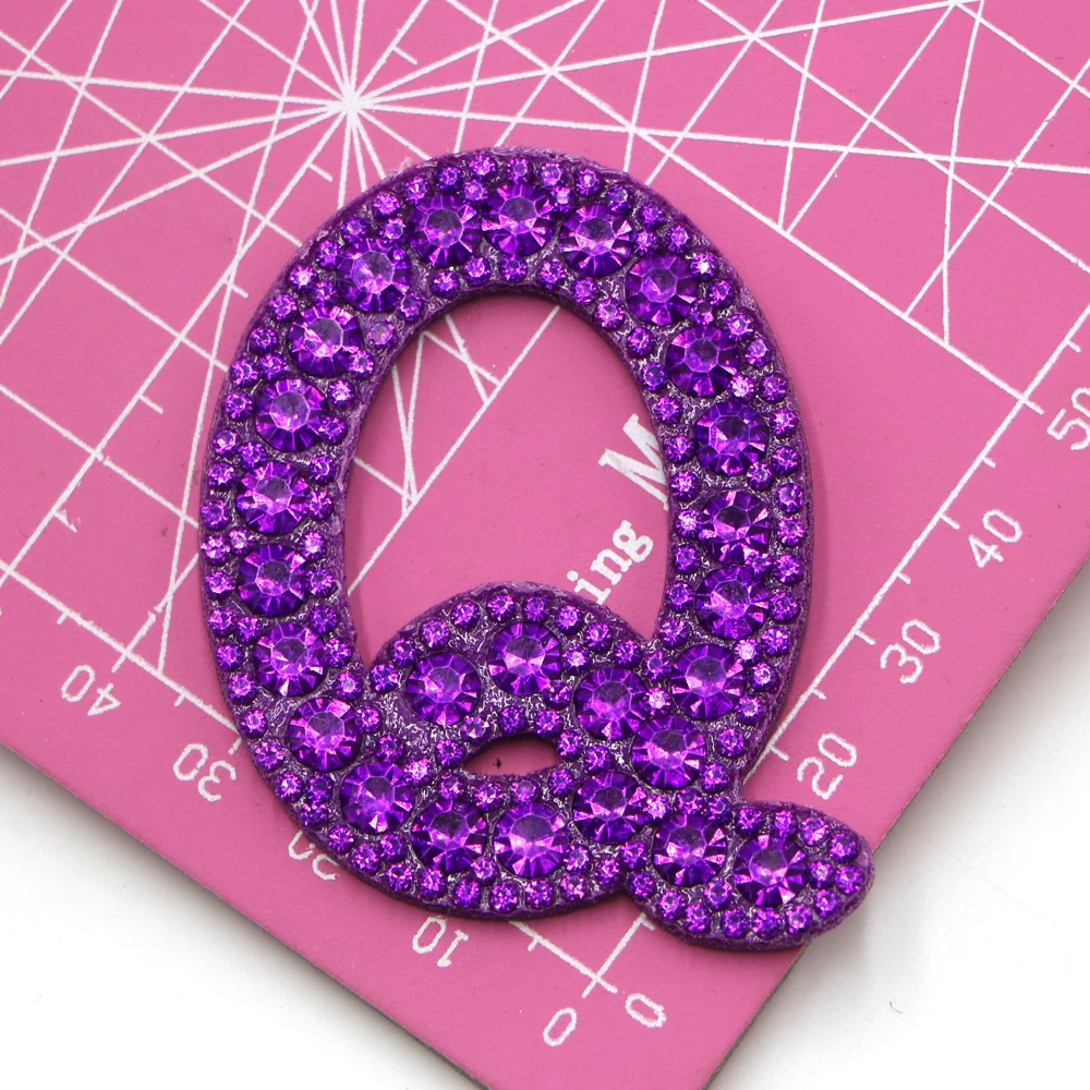 1 Stück Lila A-Z Aufbügelbare Bunte 3D-Strass Englische Buchstaben-Patches für Kleidung Stickerei-Applikationen DIY-Namensschilder – Detail 16