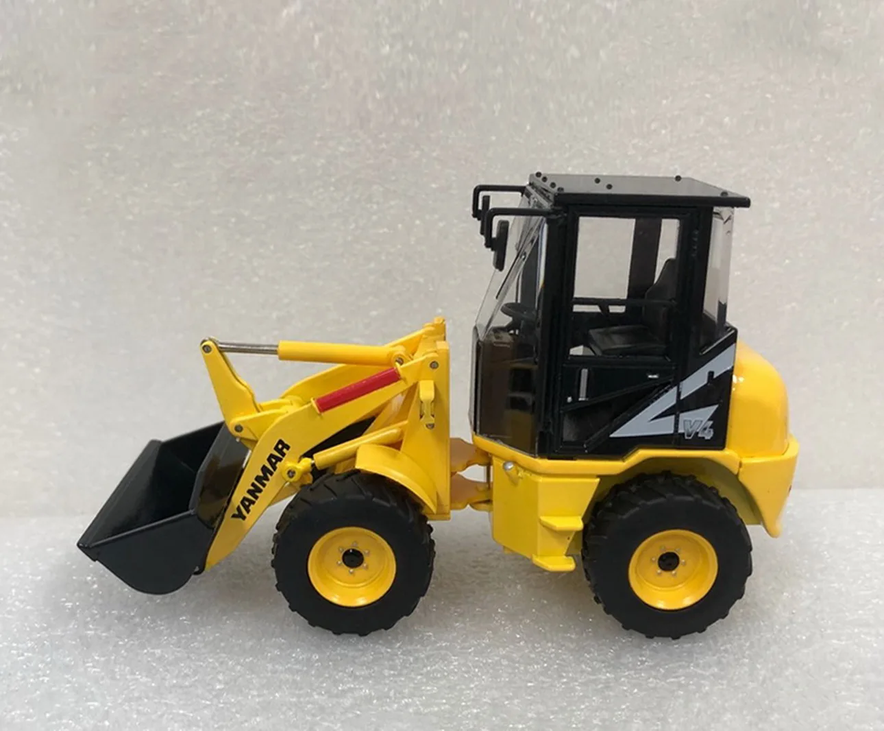 

1/32 Scale V4 Compact Wheel Loader Diecast Model Collection Gift Toy Rare