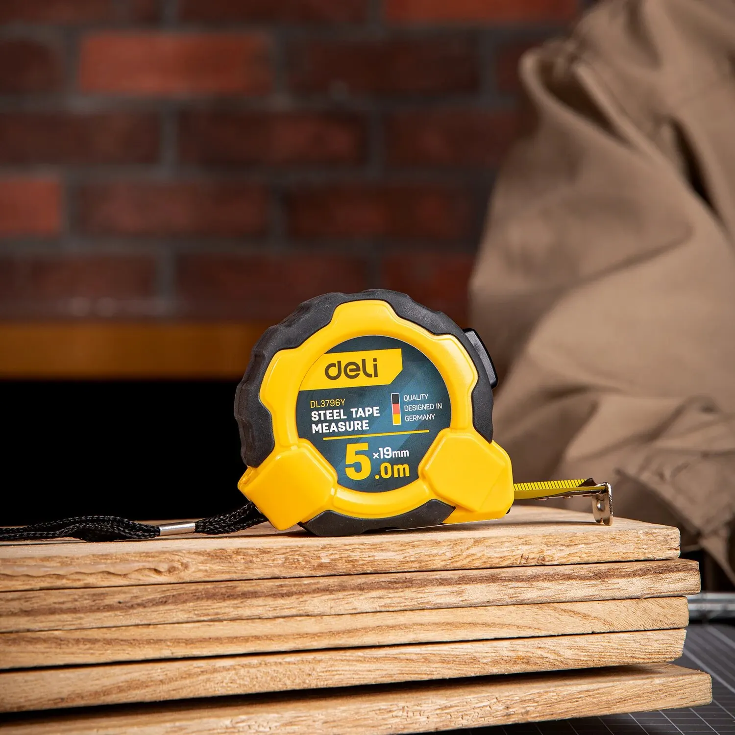 Deli Steel Measuring Tape Self Lock Rule Home Use High Precision Retractable Metric Ruler Woodworking Measure
