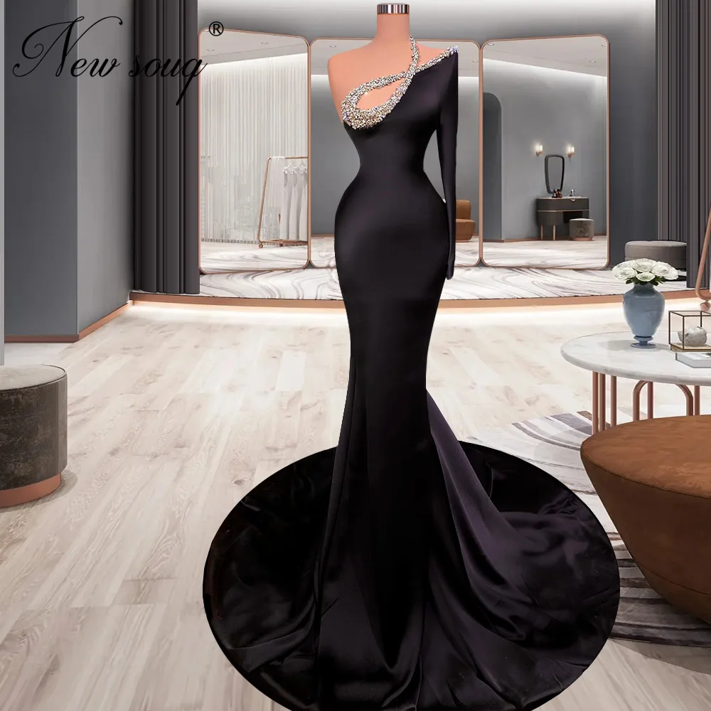 

Женское атласное вечернее платье с одним открытым плечом