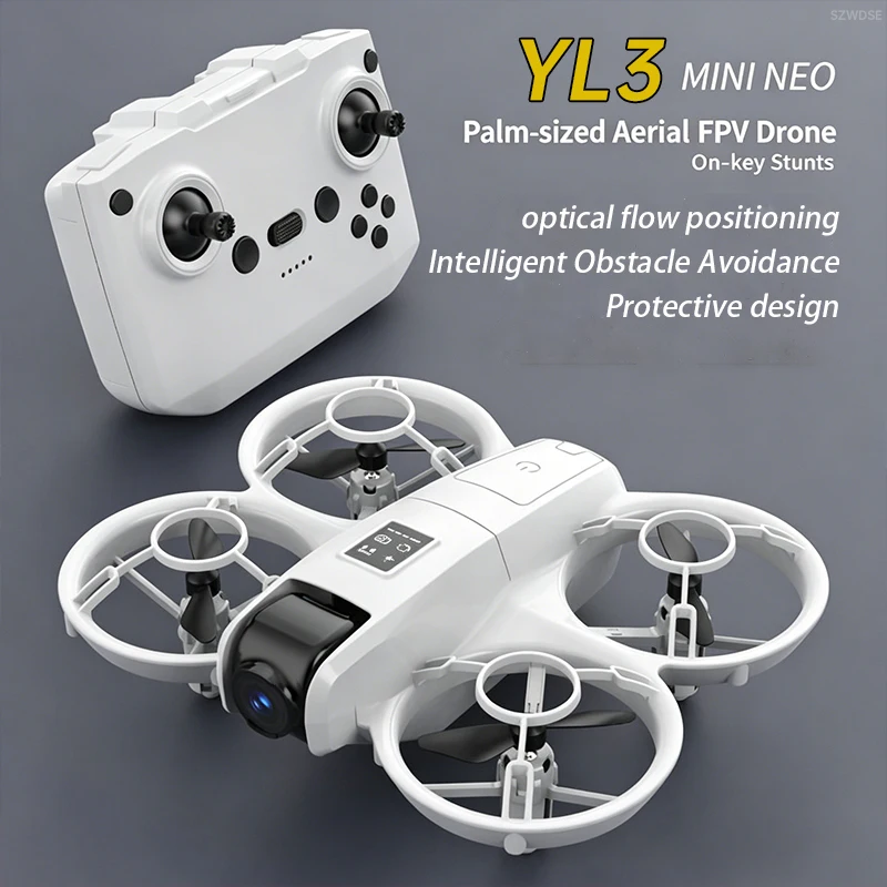 Drone de course FPV performant en vol stationnaire, caméra HD orientée vers l'avant, moteur sans balais visible sous les hélices.
