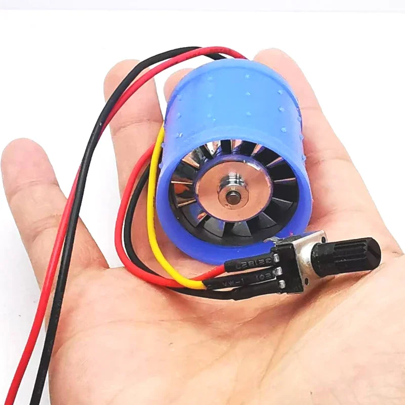 Moteur sans balais triphasé montré en angle avec dissipateur thermique