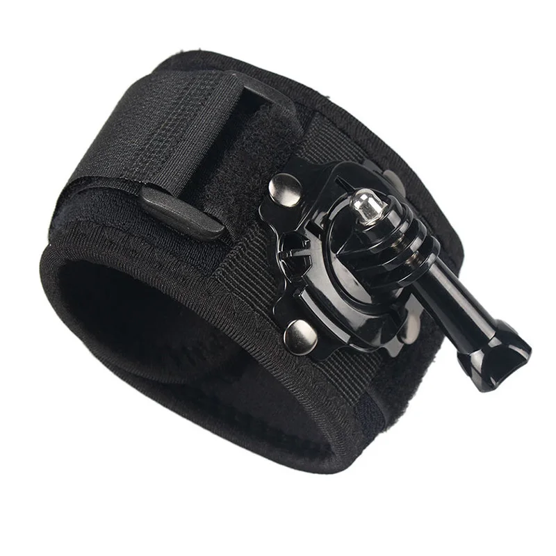 Vue rapprochée de la sangle de poignet pour caméra sportive, mousqueton et anneau en métal visibles.