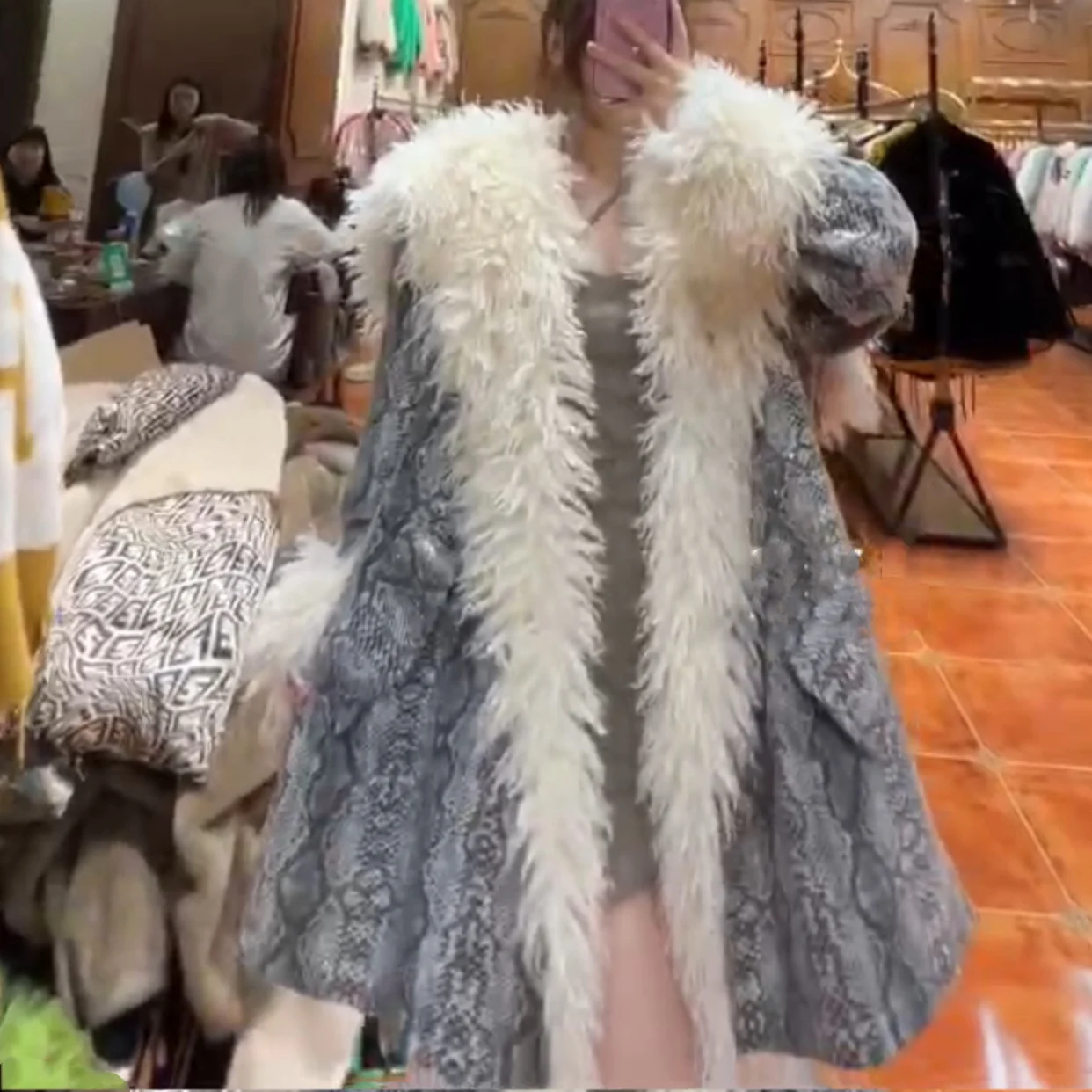

2023 New Fashion Women Winter Roll Sheep Fur Overcoat Blingbling Sequins Serpentine Trendy Jacket Coat Mid-long Casual Outwear