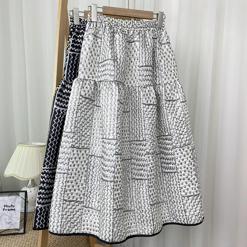 

2023 New Midi Long Skirt Spring Autumn Fashion Ball Gown Stripe Print Vintage High Quality Black White A Line Swing Skirts RS400