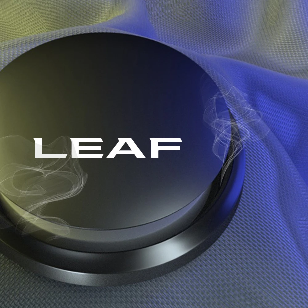 �ڵ��� �׼����� ���� û����, ũ������Ƽ�� ���� ���ⱸ ��ú��� �Ʒθ� �׶���, �ֻ� ����