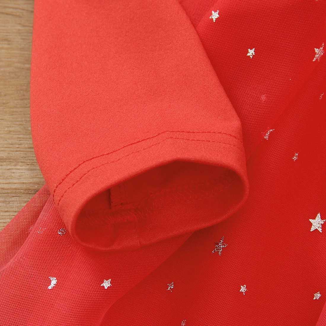 thumbnail image 4 of Vestido rojo con diseño de estrellas navideñas y purpurina para niña pequeña, 4 of 5
