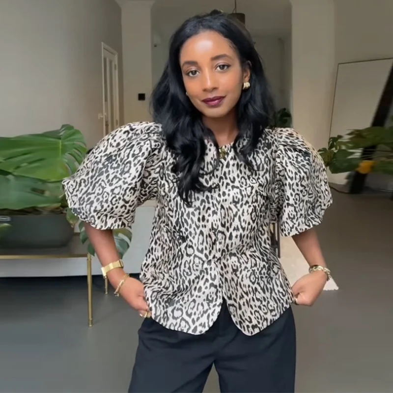 Blusas de manga abullonada con estampado de leopardo para mujer, blusas de verano 2025 con cuello redondo, botones sueltos, tops cortos que combinan con todo, ropa de calle de moda para mujer
